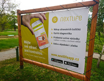 propagační bannery life-stylového webu společnosti NEXTCLINICS v golfovém areálu v Hluboké nad Vltavou