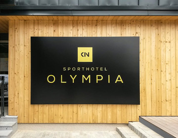 Světelná cedule u vchodu do zrekonstruovaného Sporthotelu Olympia