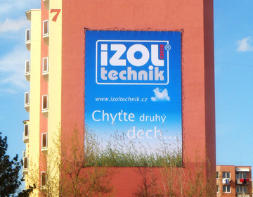 reklamní plachta na stěně budovy