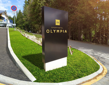 Světelný totem u příjezdové cesty ke Sporthotelu Olympia