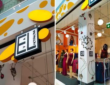 Označení butiku Evy Lhotákové včetně světelných prvků a loga v pasáži obchodního centra Metropole Zličín