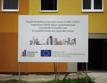 Informační tabule o revitalizaci bytového domu v ulici V. Volfa (České Budějovice)