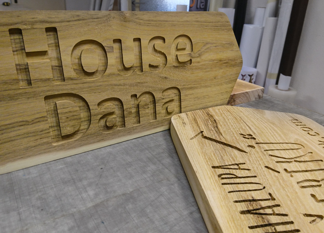 Malby a plastické nápisy