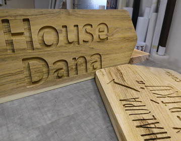 Malby a plastické nápisy